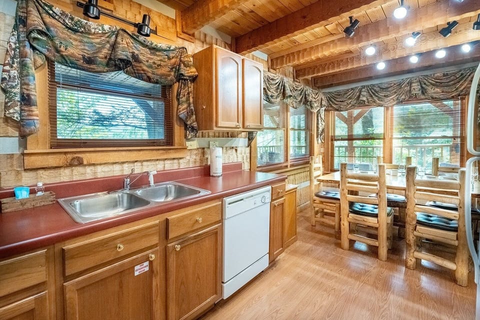 Cabin, 3 Bedrooms | Private kitchen | Coffee/tea maker, fridge, microwave, oven