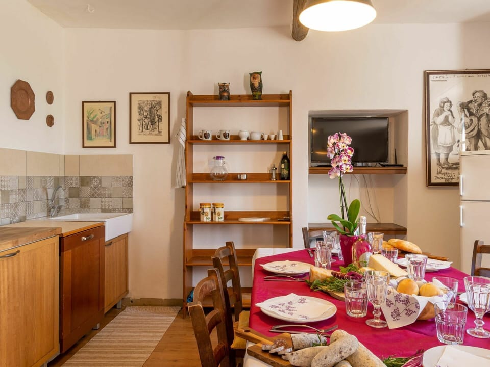 Table, Picture Frame, Property, Furniture, Plant, Tableware, Houseplant, Flower, Interior Design, Building