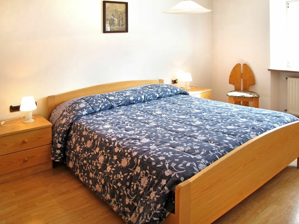 Bedroom, Bed, Bed Sheet, Furniture, Mattress, Bedding, Room, Property, Bed Frame, Floor