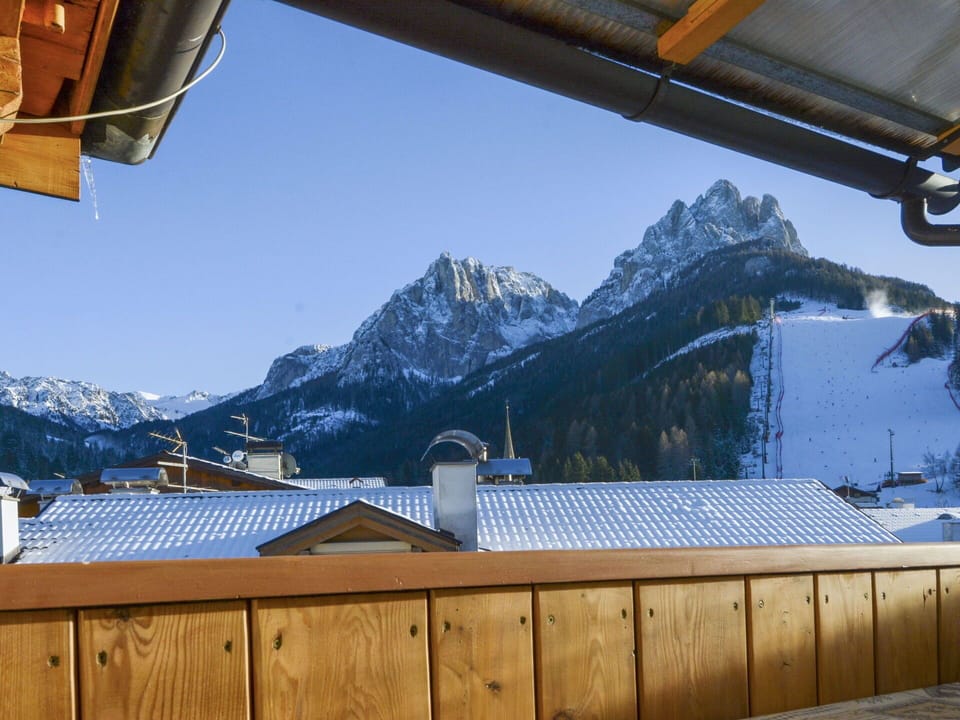 Sky, Mountain, Daytime, Property, Building, Snow, Light, Slope, Wood, Architecture