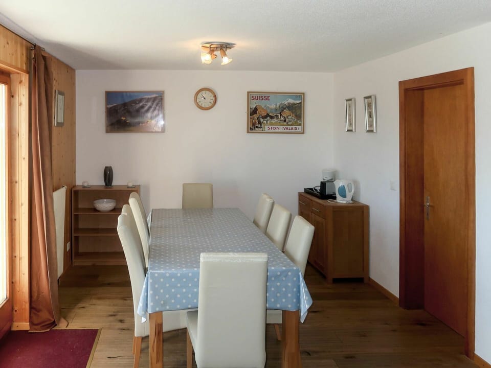 Room, Property, Furniture, Floor, Building, Hardwood, Dining Room, Table, House, Ceiling