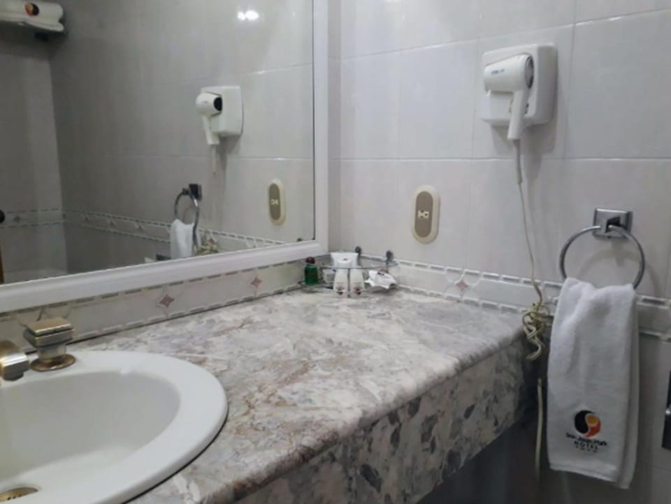 Shower, rainfall showerhead, free toiletries, towels