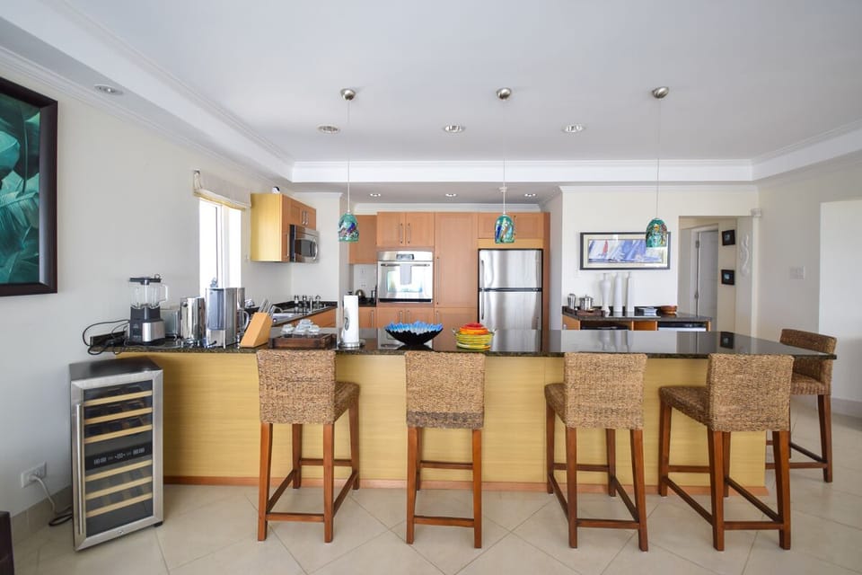 The long kitchen island - ideal for casual breakfasts