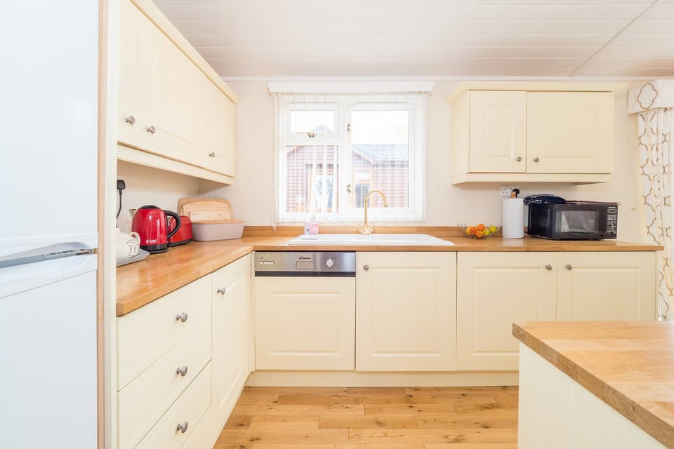 Well equipped kitchen - cooker, hob, fridge/freezer, dishwasher and washer/drier