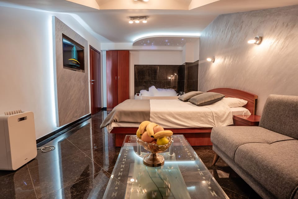 Deluxe Apartment, Hot Tub | Desk, blackout drapes, soundproofing, free cribs/infant beds