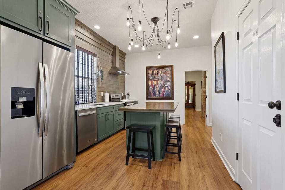 Elegant cabinets and everything within reach for home cooking