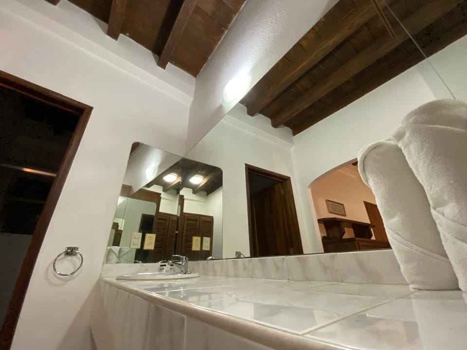 Deluxe Studio Suite | Bathroom | Combined shower/tub, free toiletries, hair dryer (on request), towels