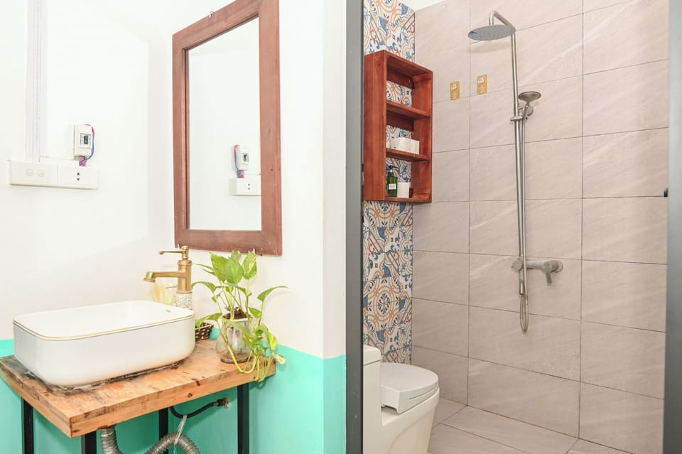 Shower, rainfall showerhead, free toiletries, hair dryer