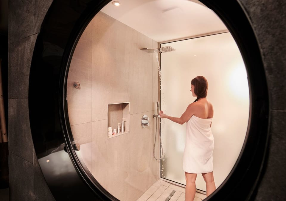  POOL LODGE | Bathroom | Separate tub and shower, free toiletries, hair dryer, bathrobes