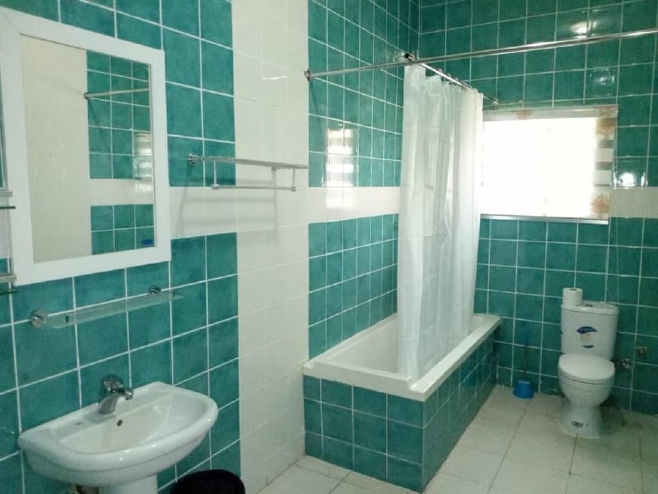 Executive Room | Bathroom | Rainfall showerhead, free toiletries, towels, soap