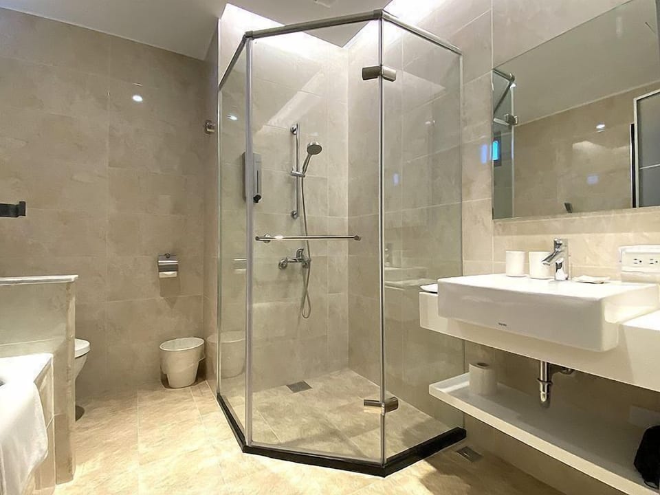 Premium Quadruple Room | Bathroom | Separate tub and shower, rainfall showerhead, free toiletries