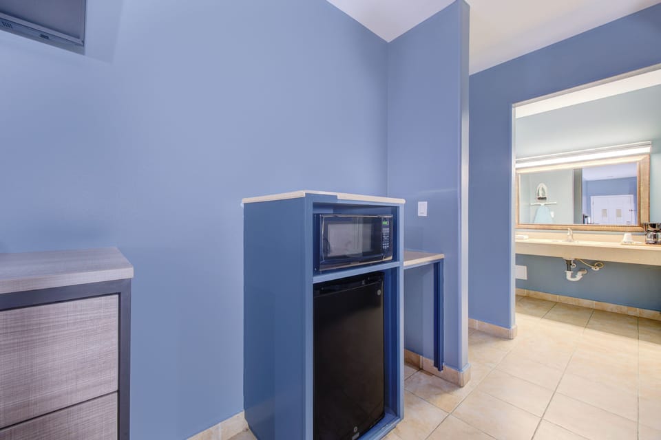 In-room safe, iron/ironing board, WiFi (free), bed sheets