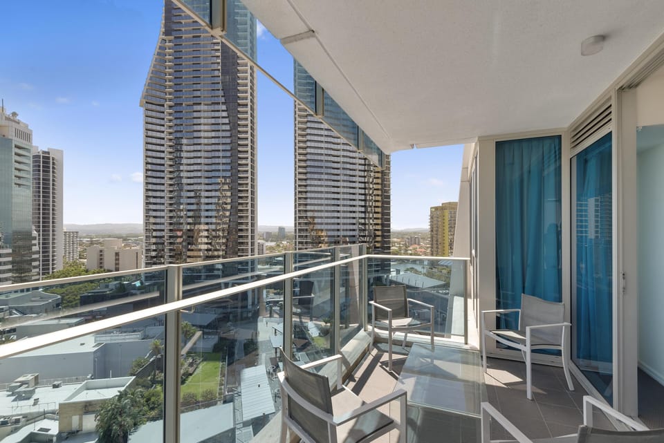 Generous size balcony offers iconic views of the Gold Coast 🏙