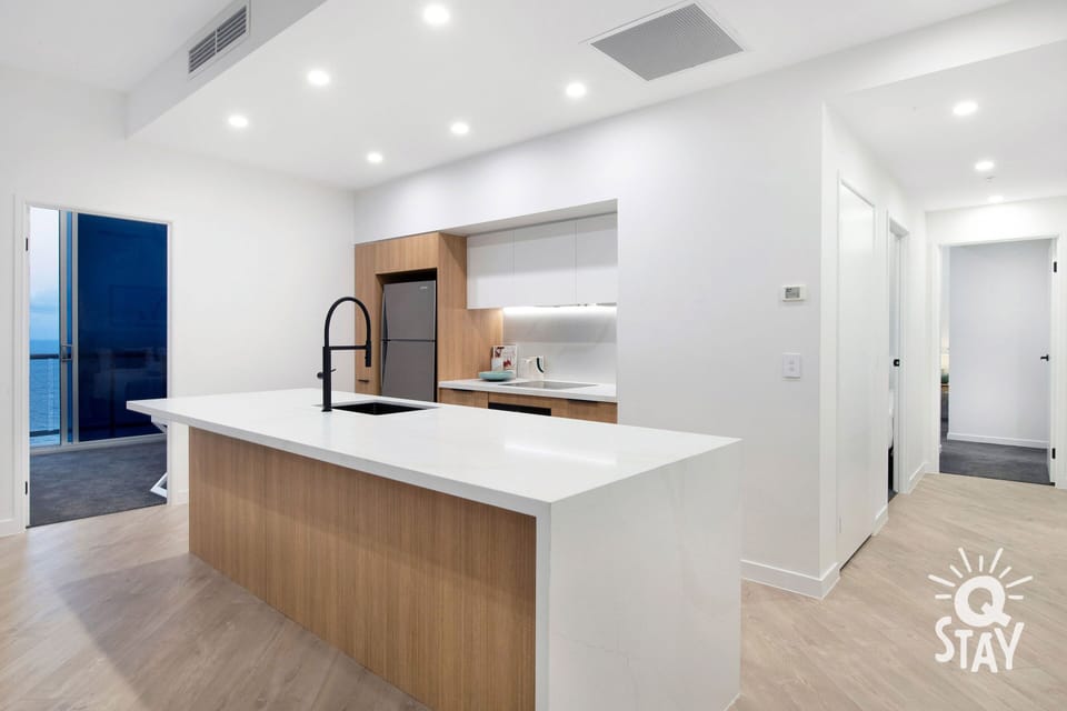 Fully equipped kitchen with modern furnishings 🍽
