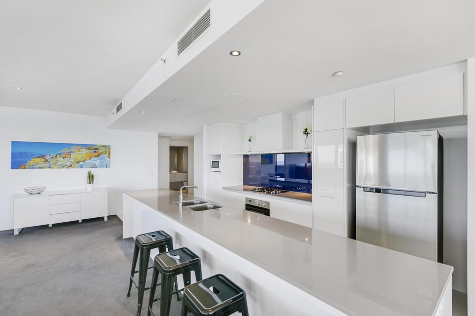 Fully equipped kitchen with kitchenware 🍽
