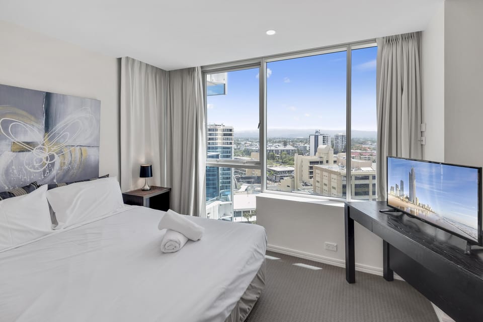 Bedroom 1 - (En-suite) 1 x Queen bed
