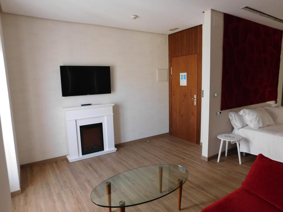 Minibar, desk, blackout drapes, WiFi (free)
