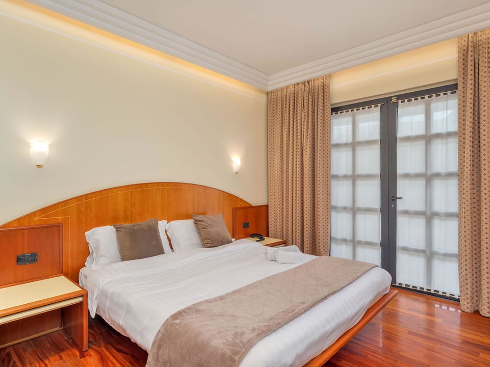 Double Room | Frette Italian sheets, hypo-allergenic bedding available, pillowtop beds