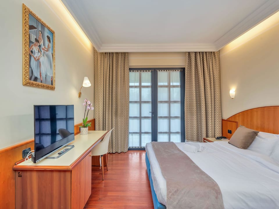 Double Room | Frette Italian sheets, hypo-allergenic bedding available, pillowtop beds