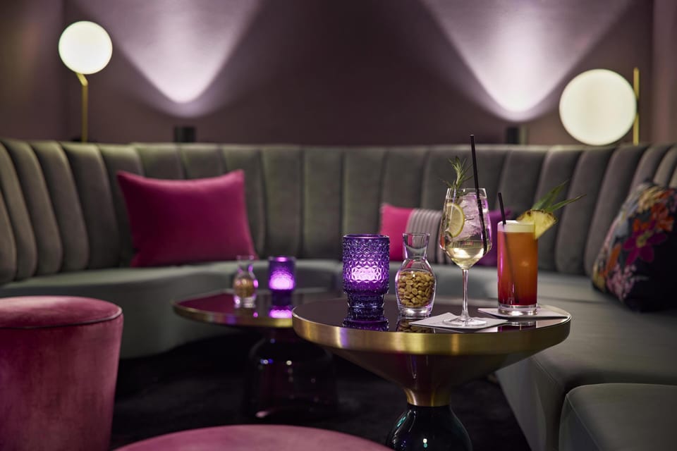 2 bars/lounges
