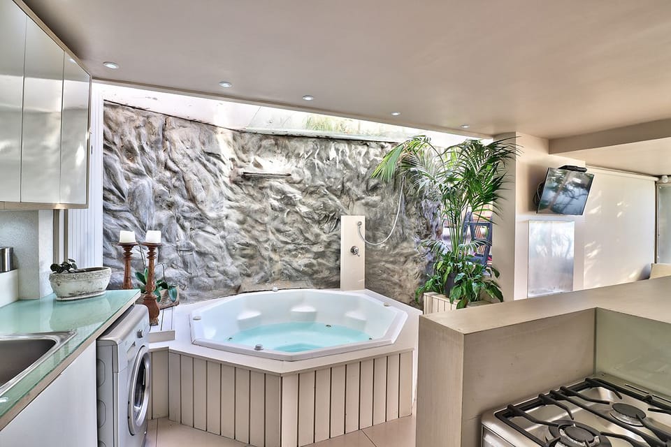 Luxury House | Private spa tub