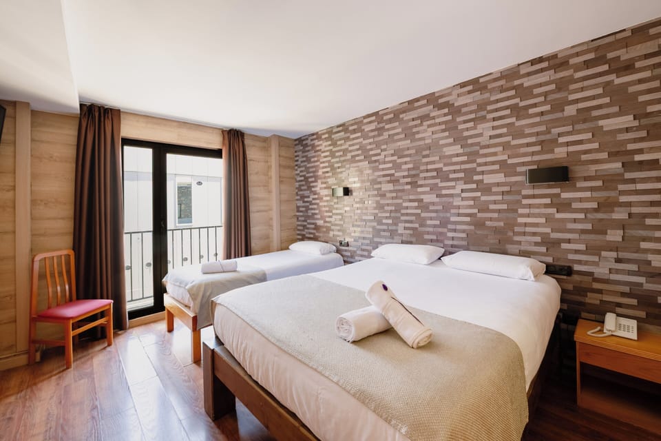 Triple Room | Desk, laptop workspace, WiFi (free)