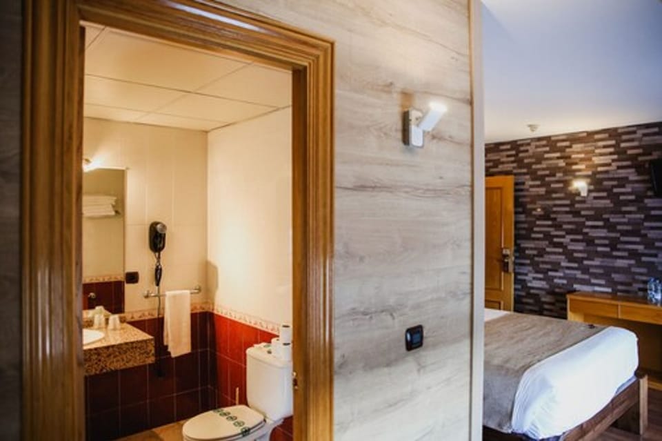 Quadruple Room | Desk, laptop workspace, free WiFi, wheelchair access