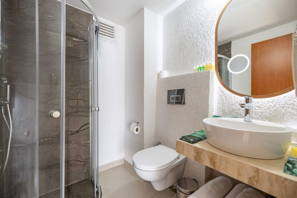 Shower, free toiletries, hair dryer, towels