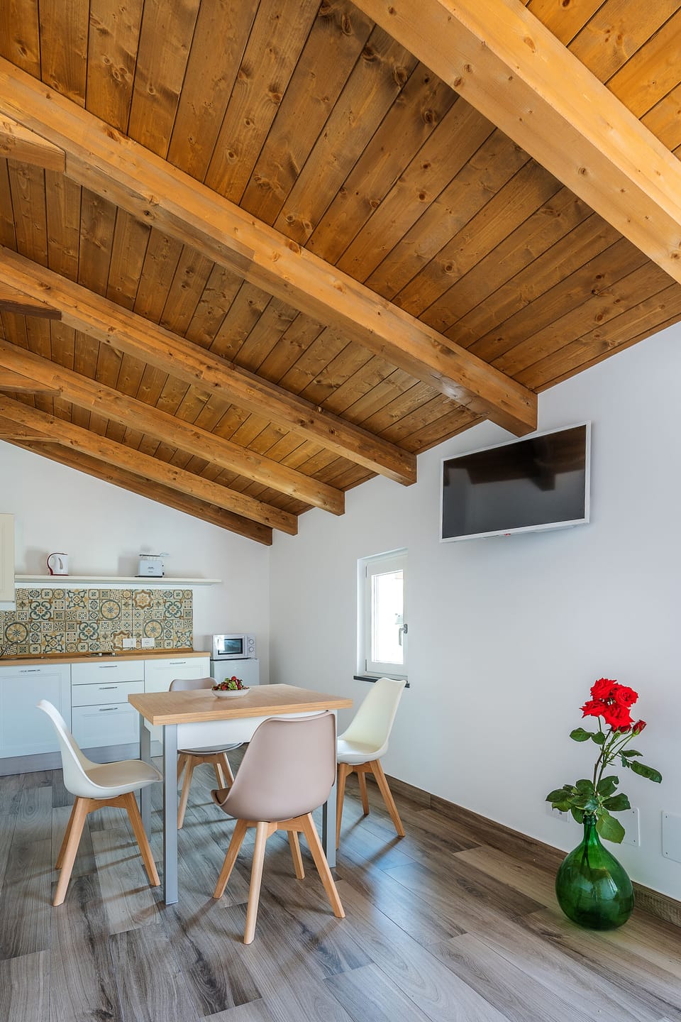 Family Apartment, 2 Bedrooms, 1 Bathroom, Sea View | In-room dining