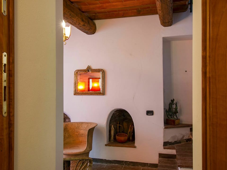 Building, Wood, Picture Frame, Living Room, Houseplant, Interior Design, Plant, Floor, Comfort, Wall