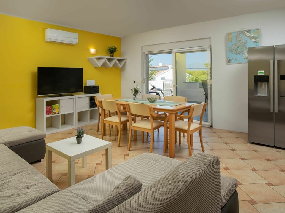 Table, Property, Furniture, Chair, Couch, Wood, Interior Design, Picture Frame, Door, Comfort