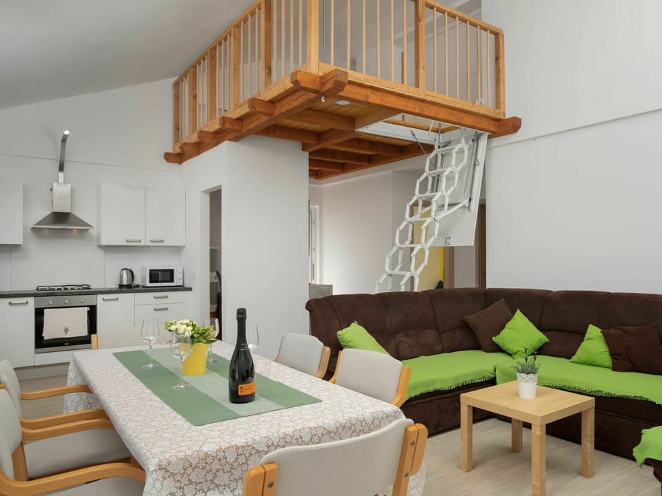 Room, Furniture, Interior Design, Property, Building, House, Living Room, Table, Architecture, Ceiling