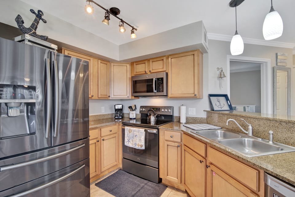 Fully stocked kitchen w/appliances 