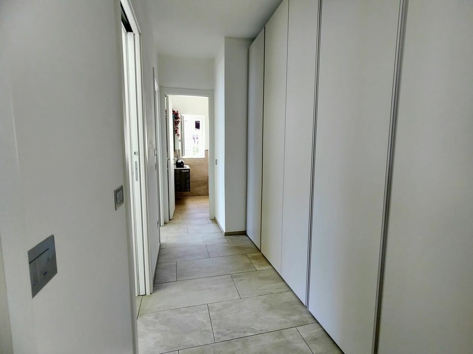 Floor, Flooring, Building, Hall, Ceiling, Glass, House, Event, Plaster
