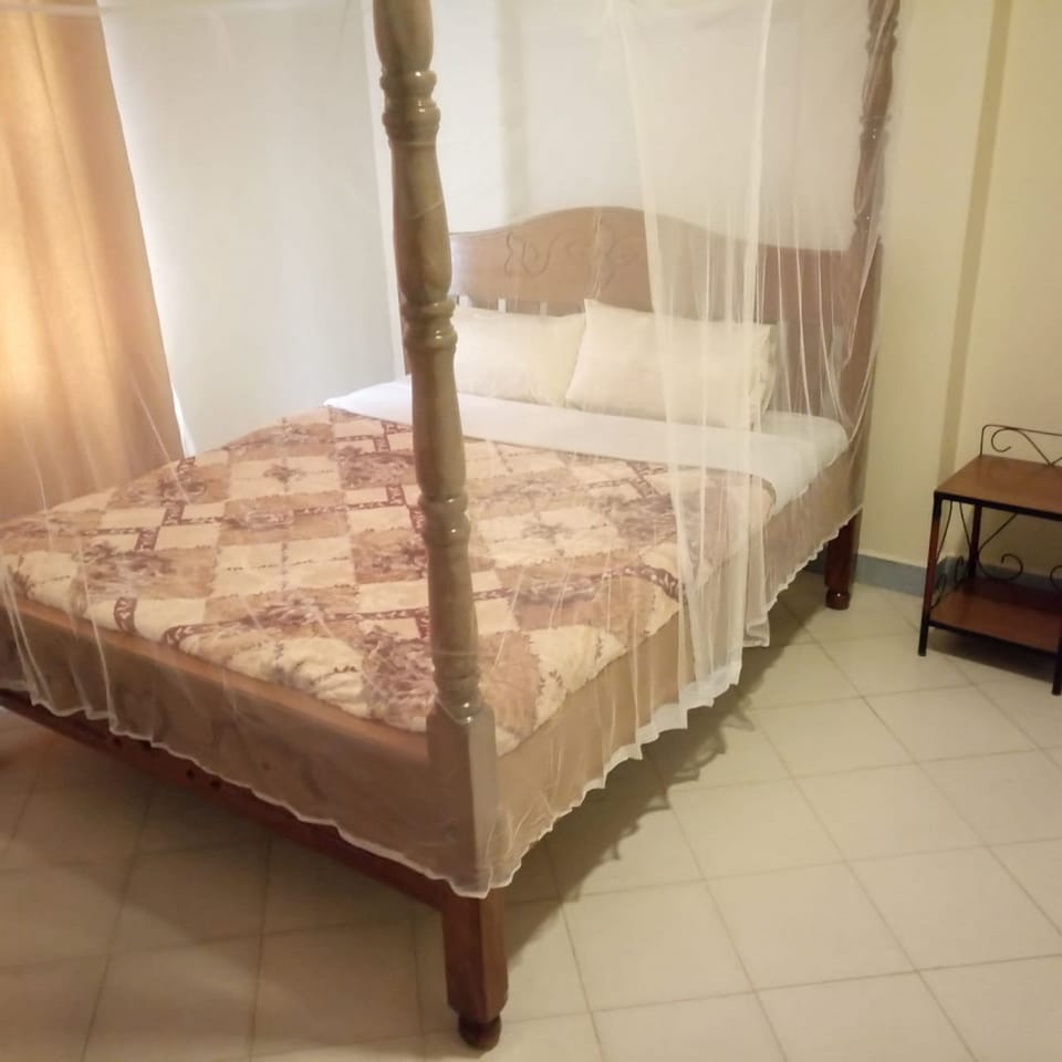 Double Room | Desk, free WiFi, bed sheets
