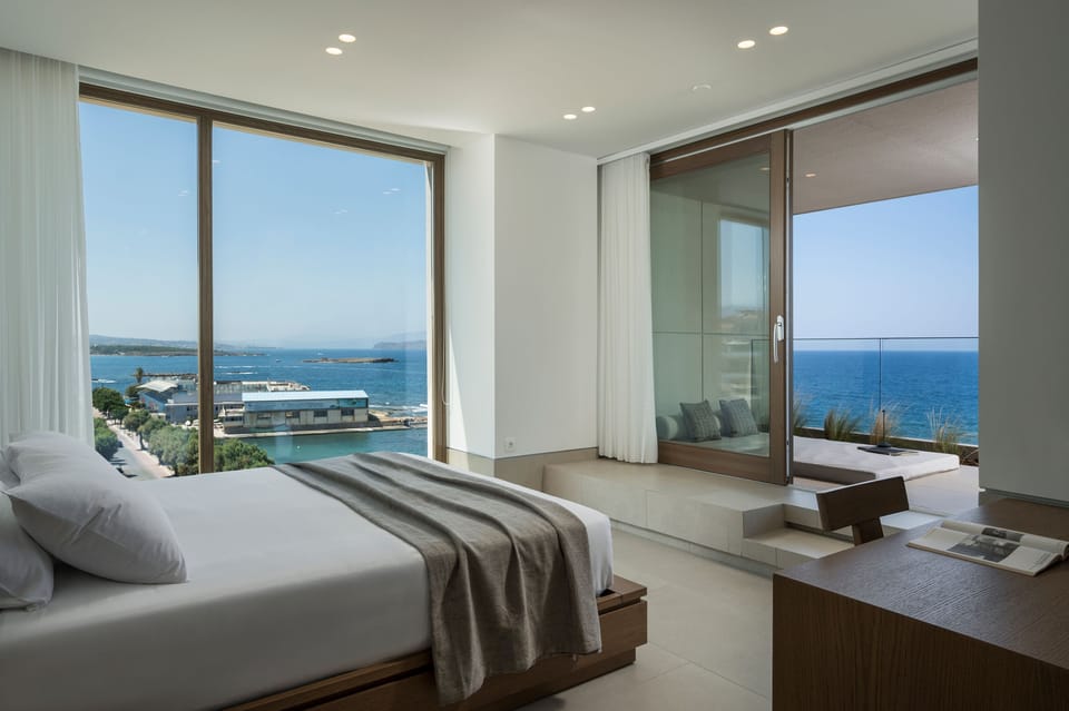 Executive Suite Sea View | Egyptian cotton sheets, premium bedding, minibar, in-room safe