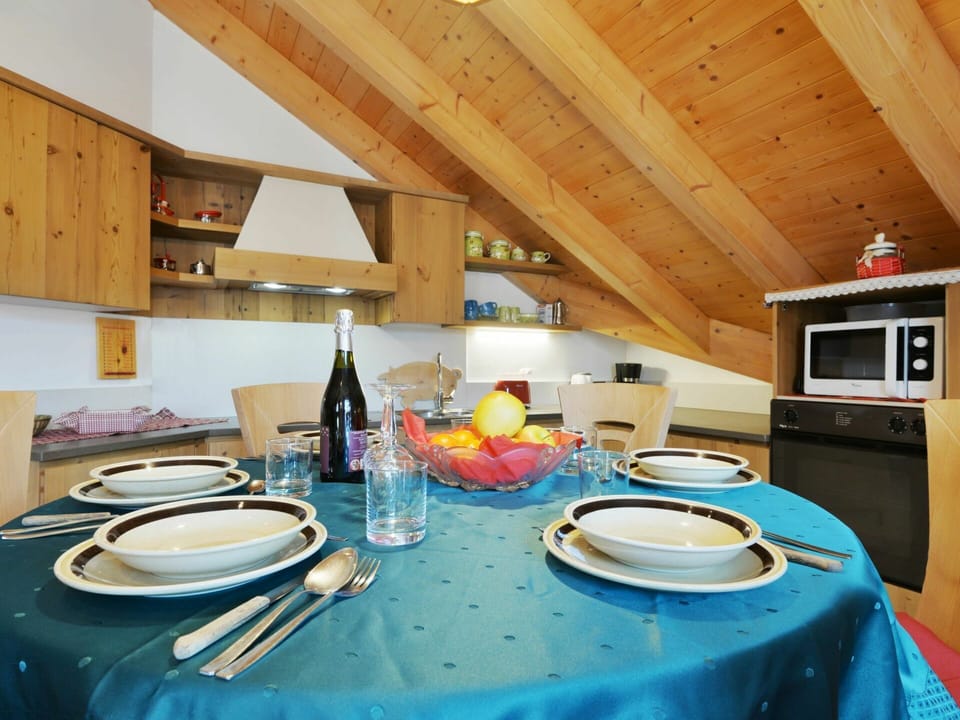Table, Property, Furniture, Tableware, Dishware, Cabinetry, Wood, Interior Design, Lighting, Tablecloth