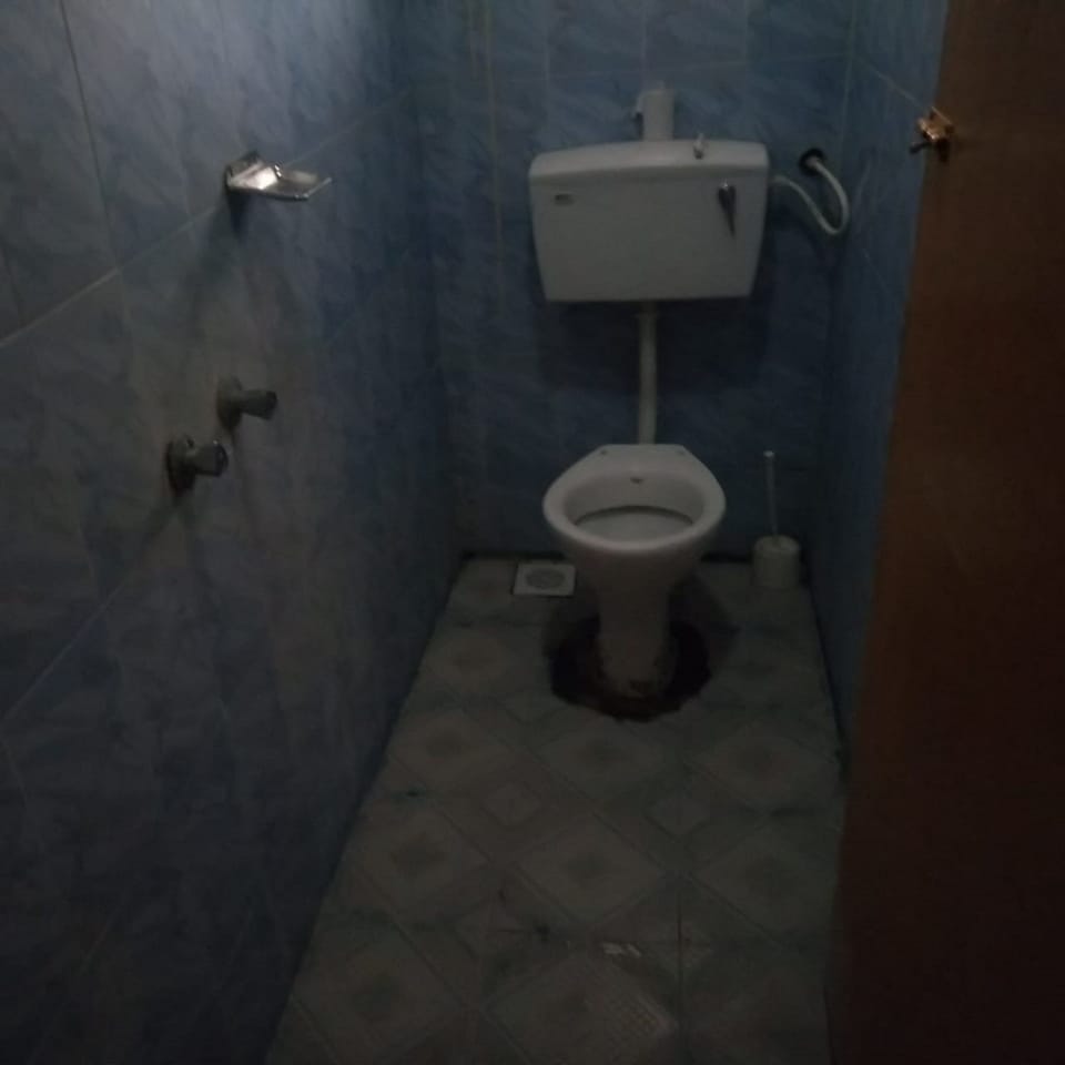 Single Room | Bathroom | Shower, rainfall showerhead, free toiletries, towels