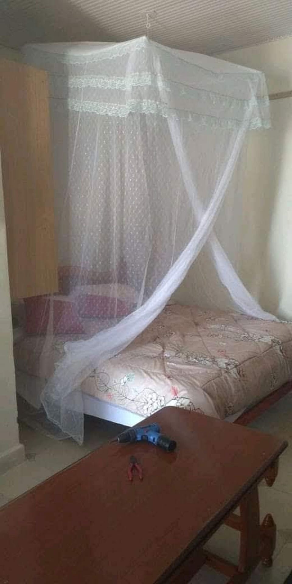 Single Room | Desk, bed sheets