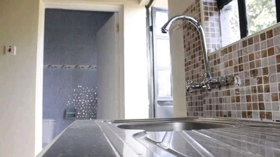 Double Room | Bathroom | Shower, rainfall showerhead, free toiletries, towels