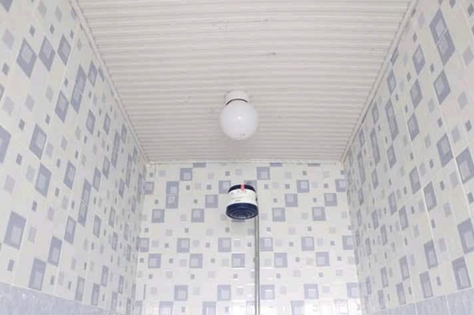 Single Room | Bathroom | Shower, rainfall showerhead, free toiletries, towels