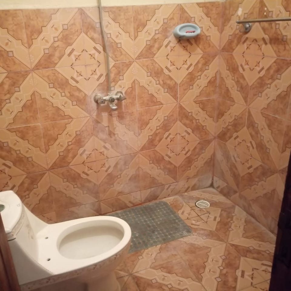 Single Room | Bathroom | Shower, rainfall showerhead, free toiletries, towels