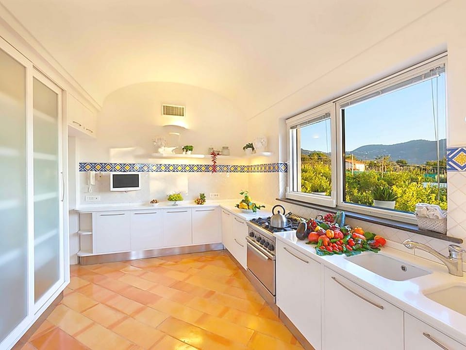 Villa, 3 Bedrooms | Private kitchen | Full-size fridge, microwave, oven, stovetop