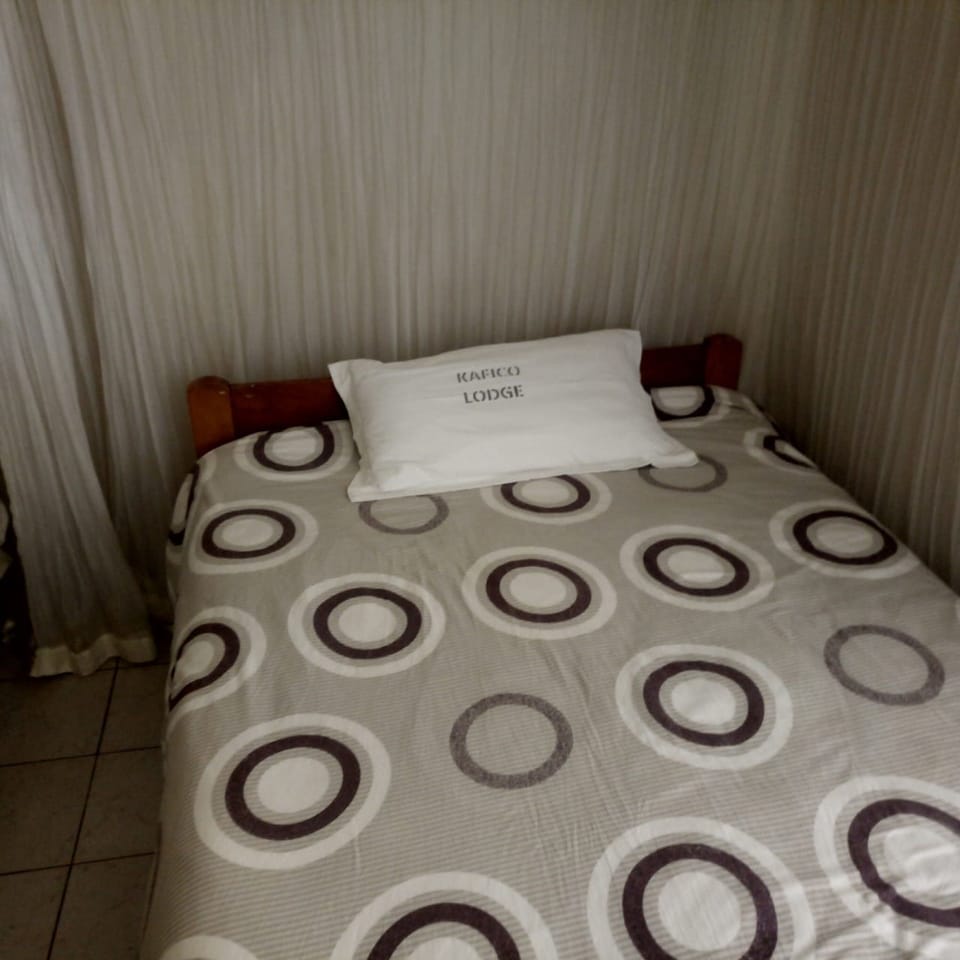 Single Room | Desk, bed sheets