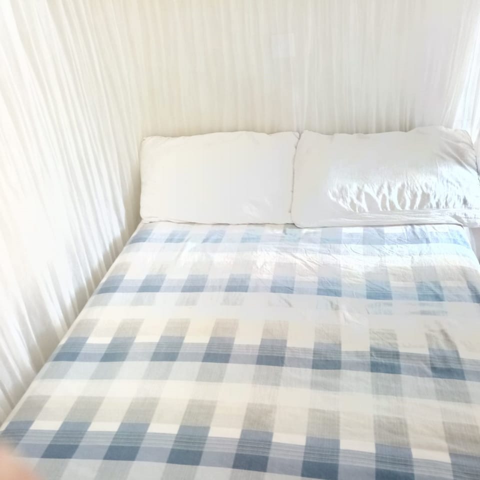 Single Room | Desk, bed sheets
