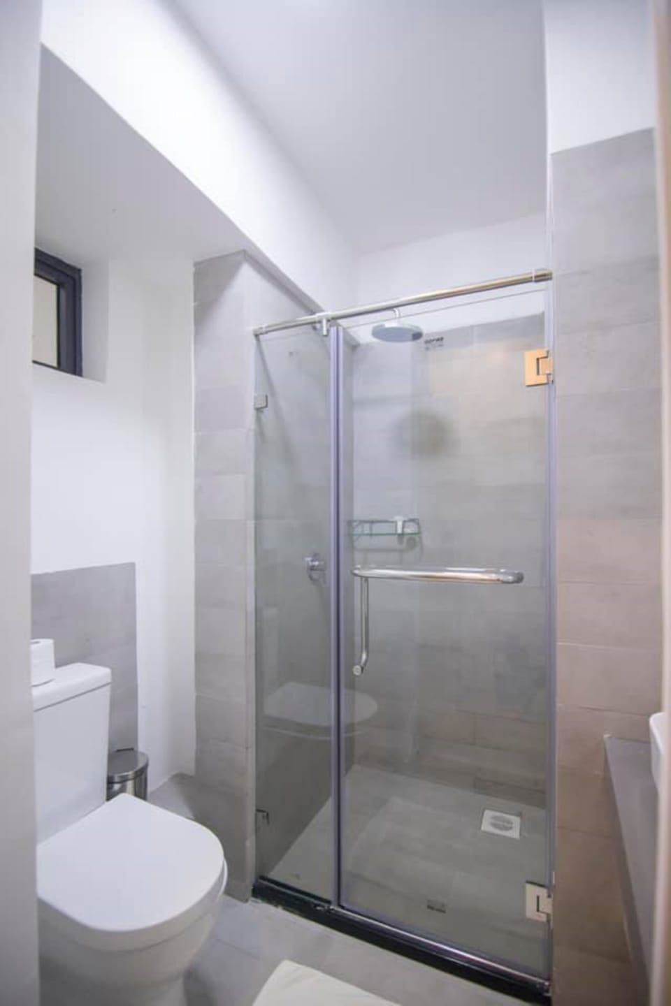 Shower, rainfall showerhead, free toiletries, towels