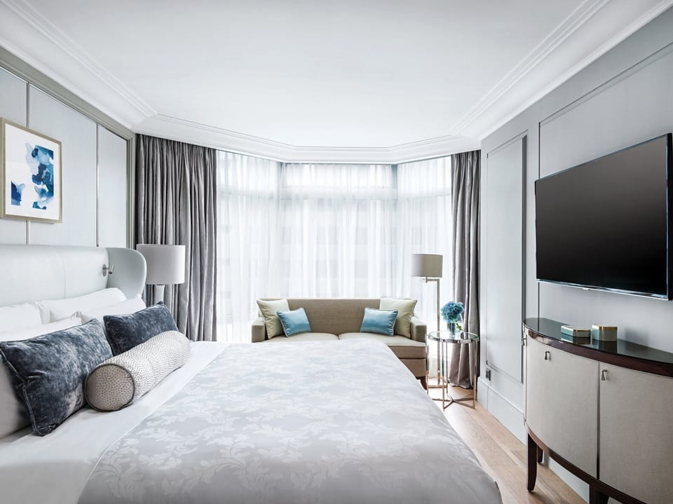 Harmony Suite | Minibar, in-room safe, desk, laptop workspace