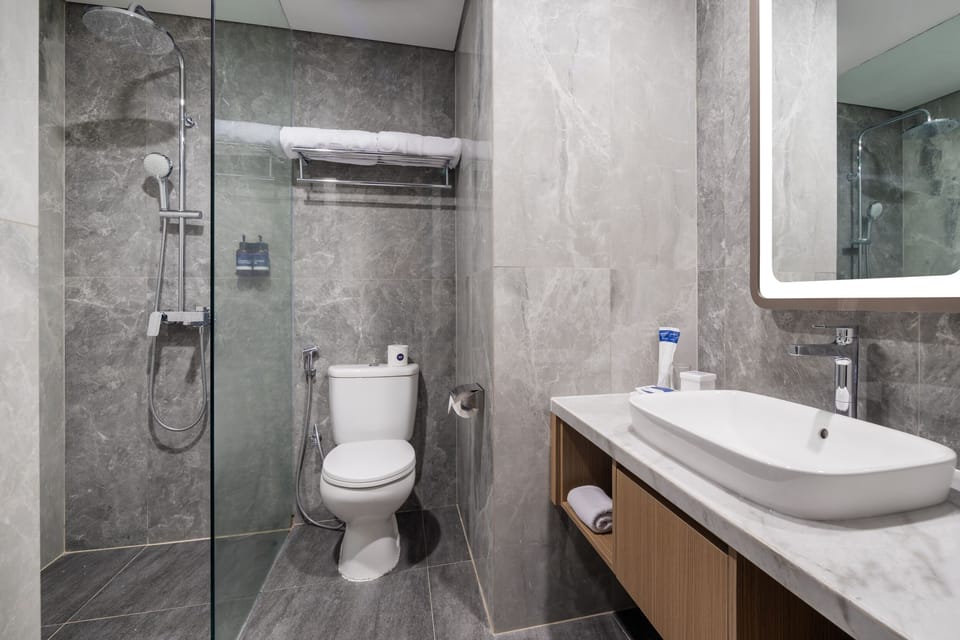 Deluxe Premier | Bathroom | Shower, free toiletries, hair dryer, slippers