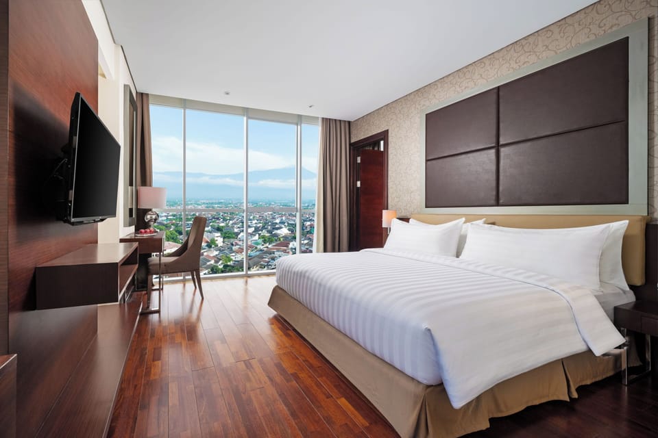 Suite, 1 Queen Bed | Minibar, in-room safe, desk, soundproofing