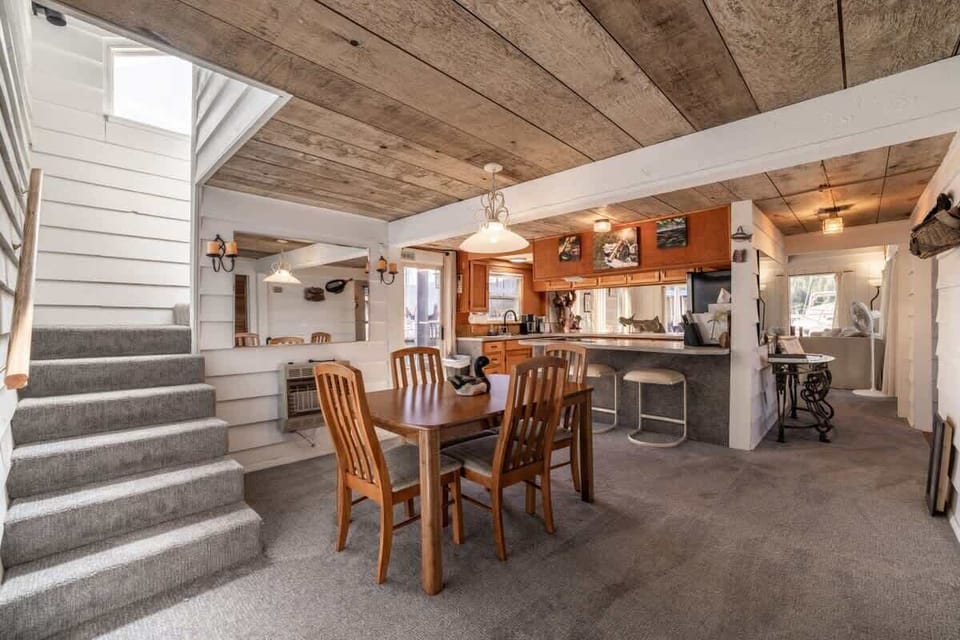 Fully Stocked Kitchen for Your Lakeside Getaway – Enjoy a well-equipped kitchen with all the essentials to cook your favorite meals, from morning coffee to lakeside BBQ nights.